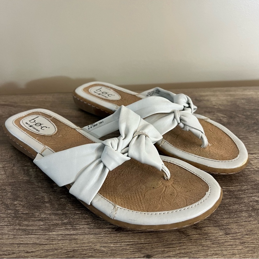 Boc Born Concepts White Faux Leather Sandals Flip Flops Women’s Sz 9 Knot Detail